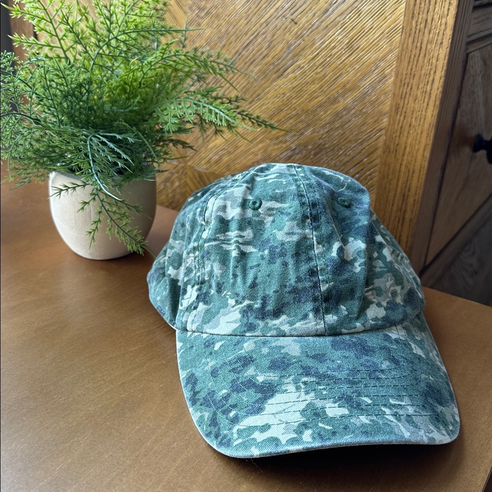 URBAN OUTFITTERS green camo baseball cap ✨